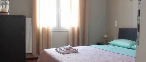 2 間睡房、書桌、熨斗/熨衫板、可攜式嬰兒床