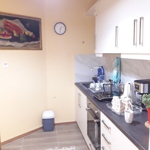 ثلاجة، ميكروويف، فرن، موقد طهي مسطح