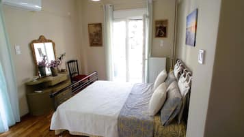 2 chambres, bureau, fer et planche Ă repasser, lit parapluie