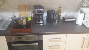 Réfrigérateur, micro-ondes, four, plaque de cuisson