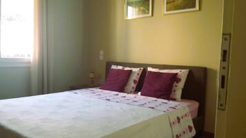 2 chambres, bureau, fer et planche à repasser, lit parapluie