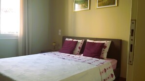 2 Schlafzimmer, Schreibtisch, Bügeleisen/Bügelbrett, Reisekinderbett