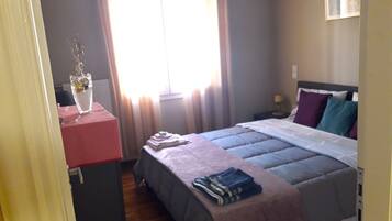 2 chambres, bureau, fer et planche Ă repasser, lit parapluie