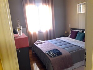 2 bedrooms, desk, iron/ironing board, travel crib - Acropolis View Apartment (Athens)