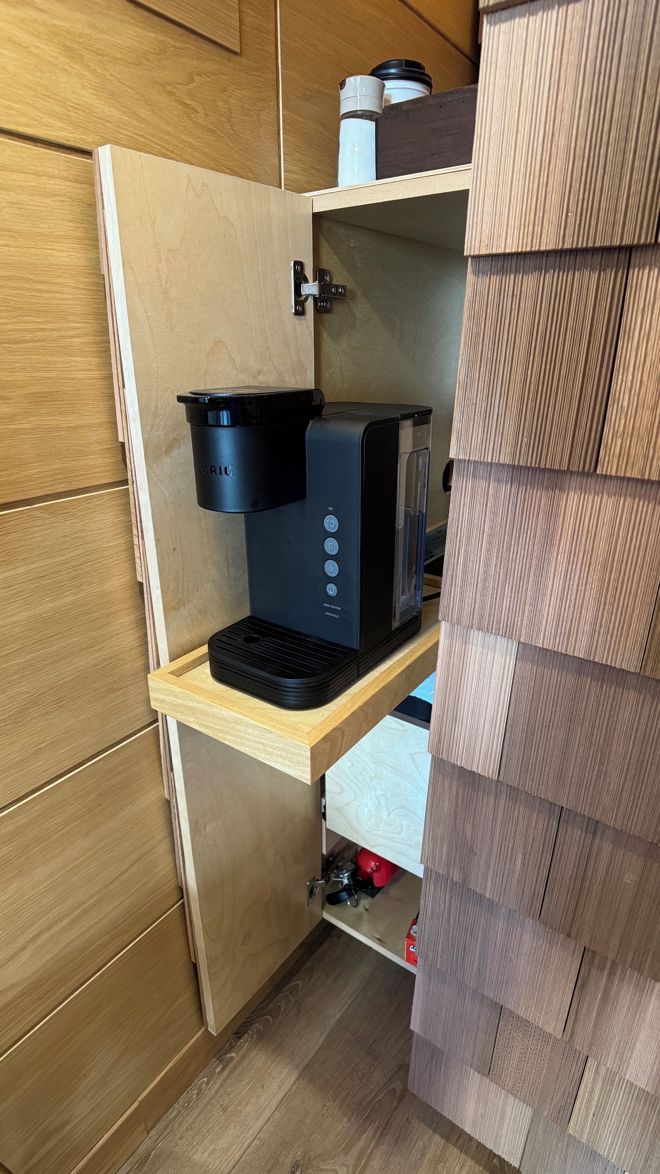 Eine kleine Küche mit einer Kaffeemaschine, einem Toaster und einer Arbeitsplatte.