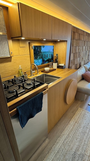 Fridge, oven, stovetop, coffee/tea maker - "City Hideaway: Off-Grid Luxe" (Lancaster)