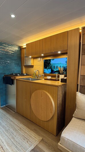 Réfrigérateur, four, plaque de cuisson, cafetière/bouilloire