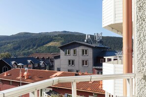 Apartamento luxo, vista para a montanha | Vista da sacada