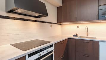 Deluxe Apartment, Mountain View | Private kitchen | Electric kettle, toaster