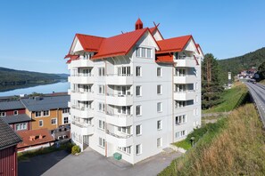 Vista frontal de la propiedad