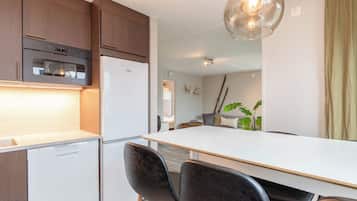 Deluxe-lejlighed - bjergudsigt | Privat køkken | Elkedel, brødrister