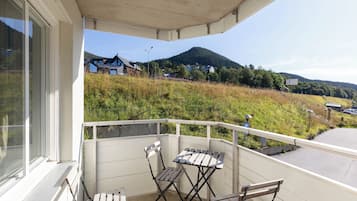 Deluxe appartement, uitzicht op bergen | Balkon