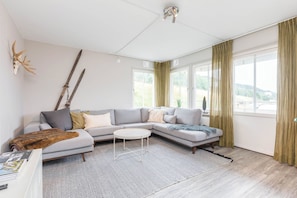 Deluxe Apartment, Mountain View | 2 bedrooms, soundproofing, free WiFi