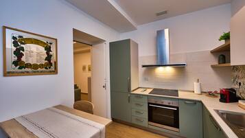 Frigorifero, forno, piano cottura, lavastoviglie