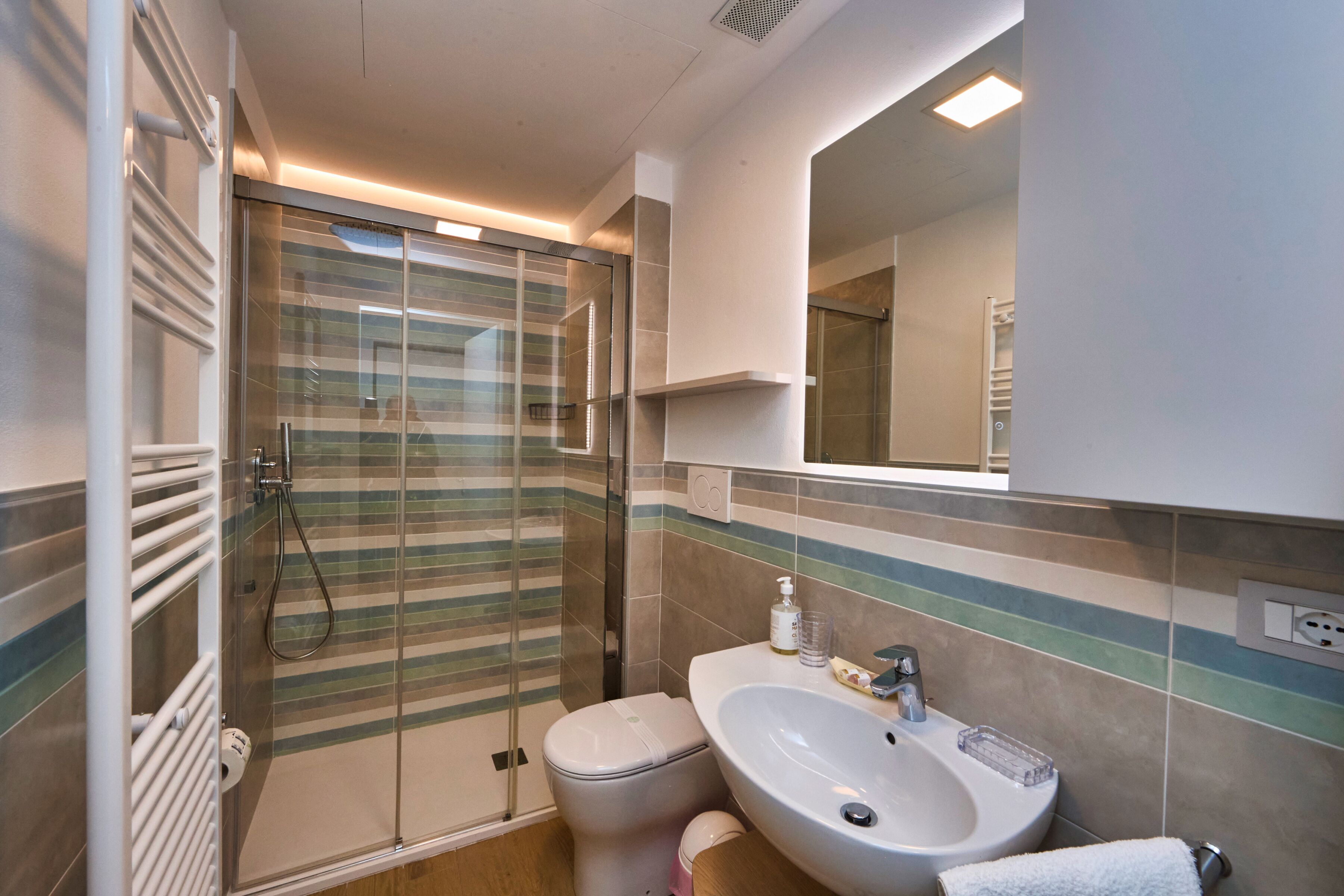 Doccia, asciugacapelli, bidet, asciugamani