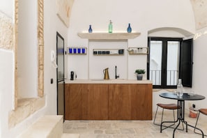 公寓 | 私人廚房 | 義式濃縮咖啡機、餐桌