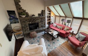 Smart-TV, Kamin, Bücher, Drucker