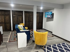 Smart TV, fireplace, books, printers - Cozy 3-bedroom condo located in Plymouth, VT .
12 miles to Okemo mountain- (Plymouth)