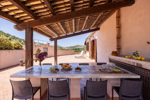 Villa sui Colli Ericini con Piscina by Wonderful Italy