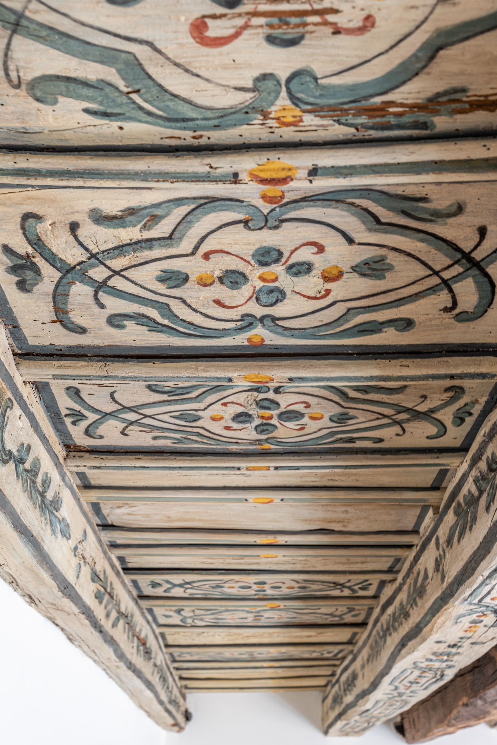 Un plafond orné de motifs floraux et géométriques complexes.