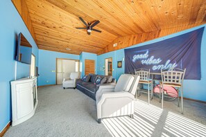 Fernseher, Kamin, Tischfußball, Bücher