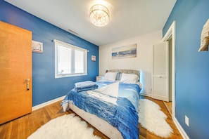 2 bedrooms, desk, iron/ironing board, WiFi