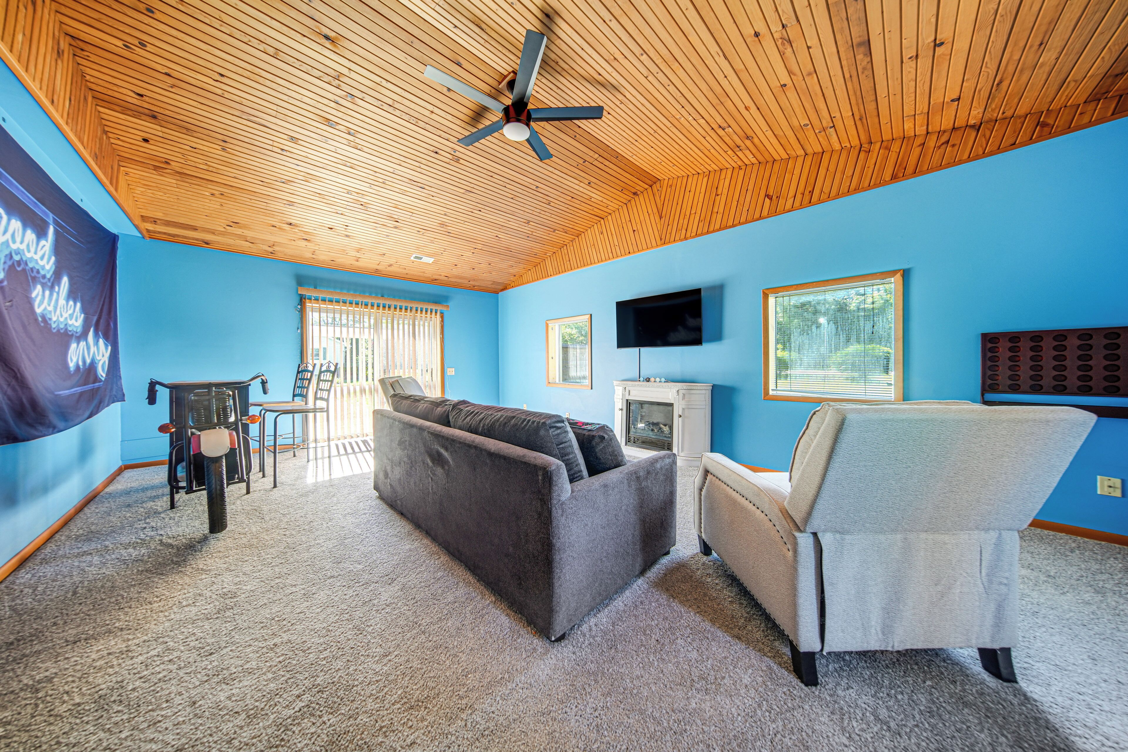 Téléviseur, foyer, table de baby-foot, livres