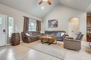 TV, video games, ping pong, books - Pool, Spa, Sauna & Arcade! Canyon Lake Home (Canyon Lake)