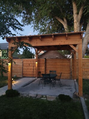 Outdoor dining - Central Oasis on Main- private, quiet, walkable (Delta)