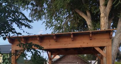 Central Oasis on Main- private, quiet, walkable