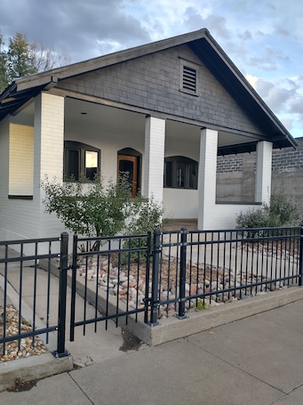 外観. Central Oasis on Main- private, quiet, walkable