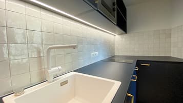 Fridge, microwave, stovetop, dishwasher