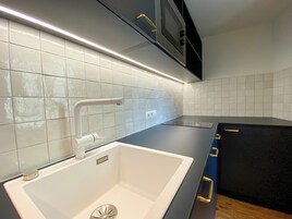 Kylskåp, mikrovågsugn, spishäll och diskmaskin