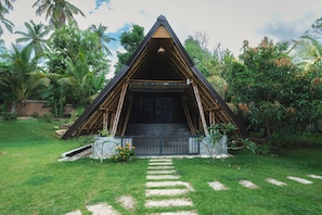 Un bâtiment de forme triangulaire, doté d’une entrée centrale et d’un petit espace porche.