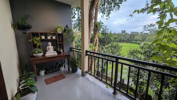 Classic Apartment, Balcony, Lake View | Teres/patio