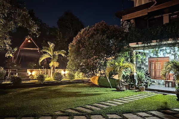Apartamento clássico, sacada, vista para o lago | Fachada