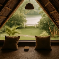 Quarto com vista para um lago, duas almofadas e um lustre.