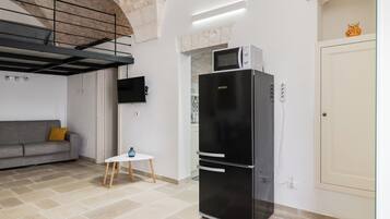 Appartement | Woonruimte | Een 35-inch flatscreentelevisie met digitale zenders
