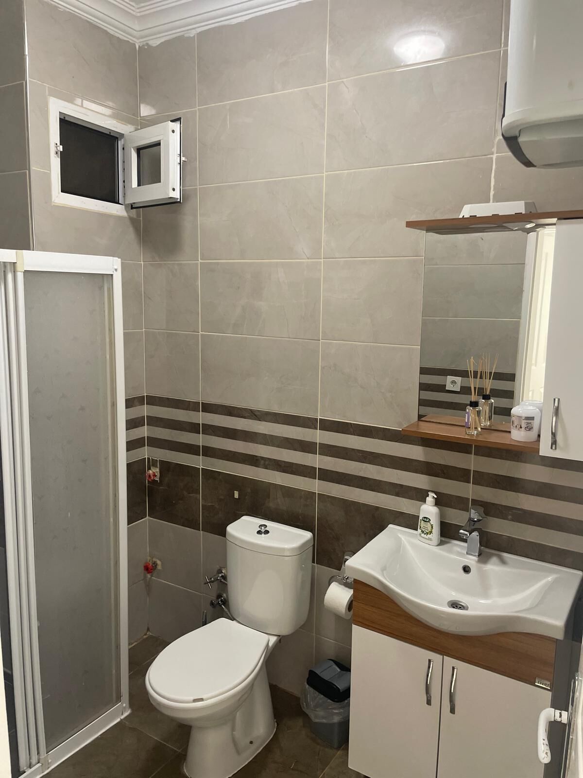 Dusj, hårføner, håndklær og såpe