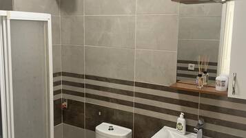 Dusj, hårføner, håndklær og såpe