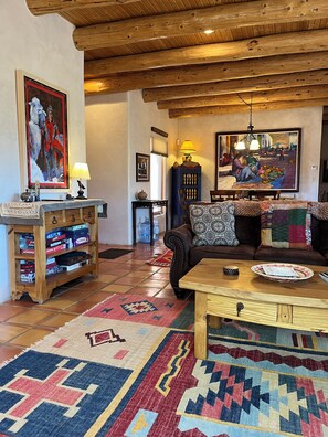 Smart-TV, Kamin, DVD-Player, Bücher