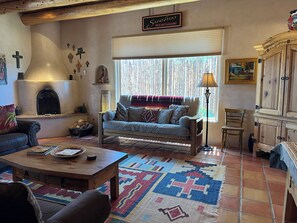 Smart-TV, Kamin, DVD-Player, Bücher