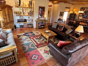 Smart-TV, Kamin, DVD-Player, Bücher