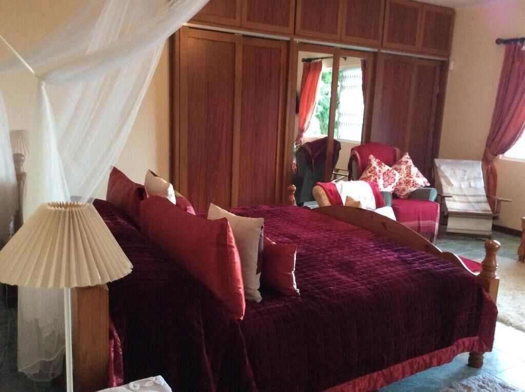 4 chambres, coffres-forts dans les chambres, fer et planche à repasser