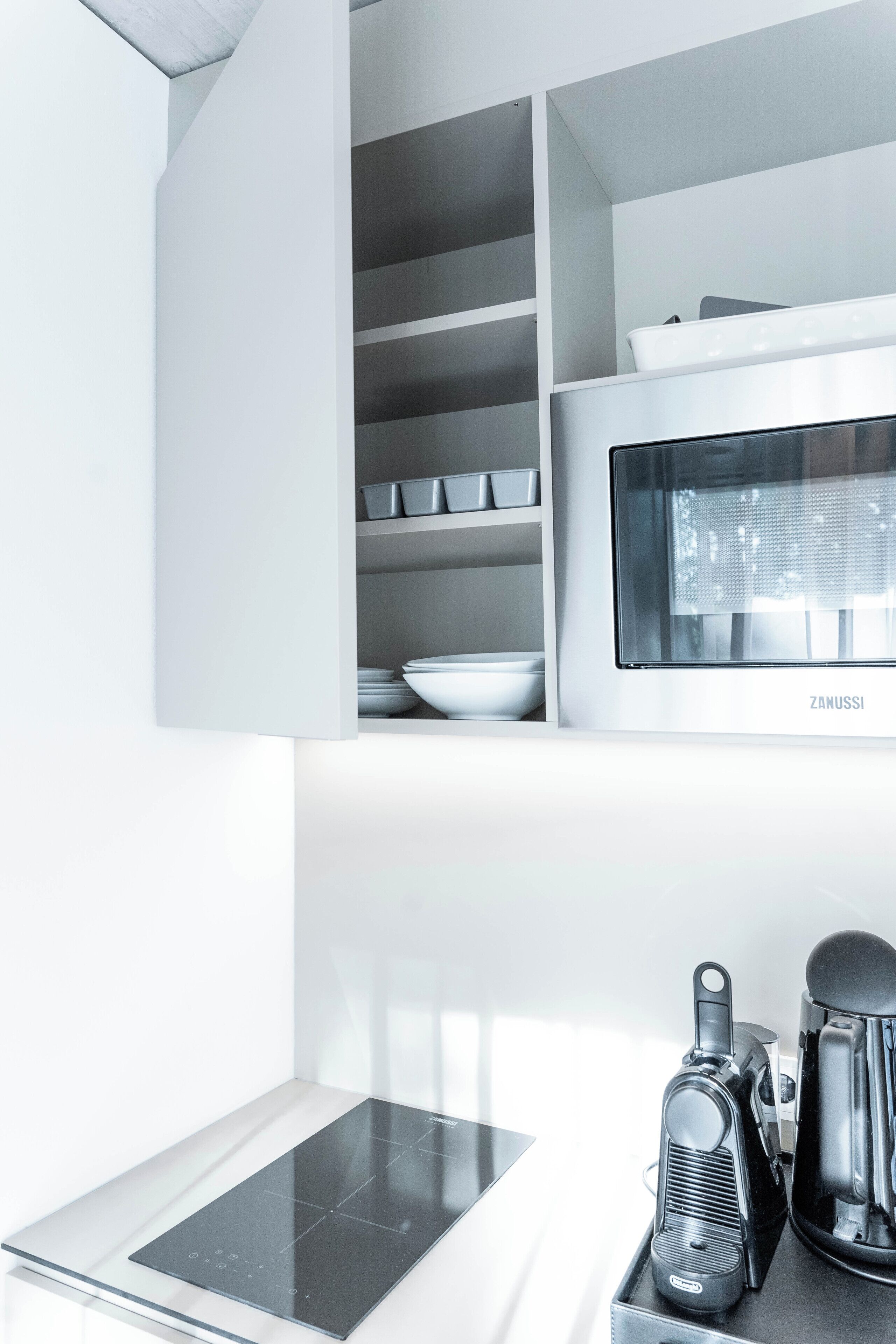 Mini-Kühlschrank, Mikrowelle, Herdplatte, Geschirrspüler