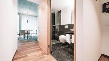 Caixa forta a l'habitació i espai de treball apte per a portàtils