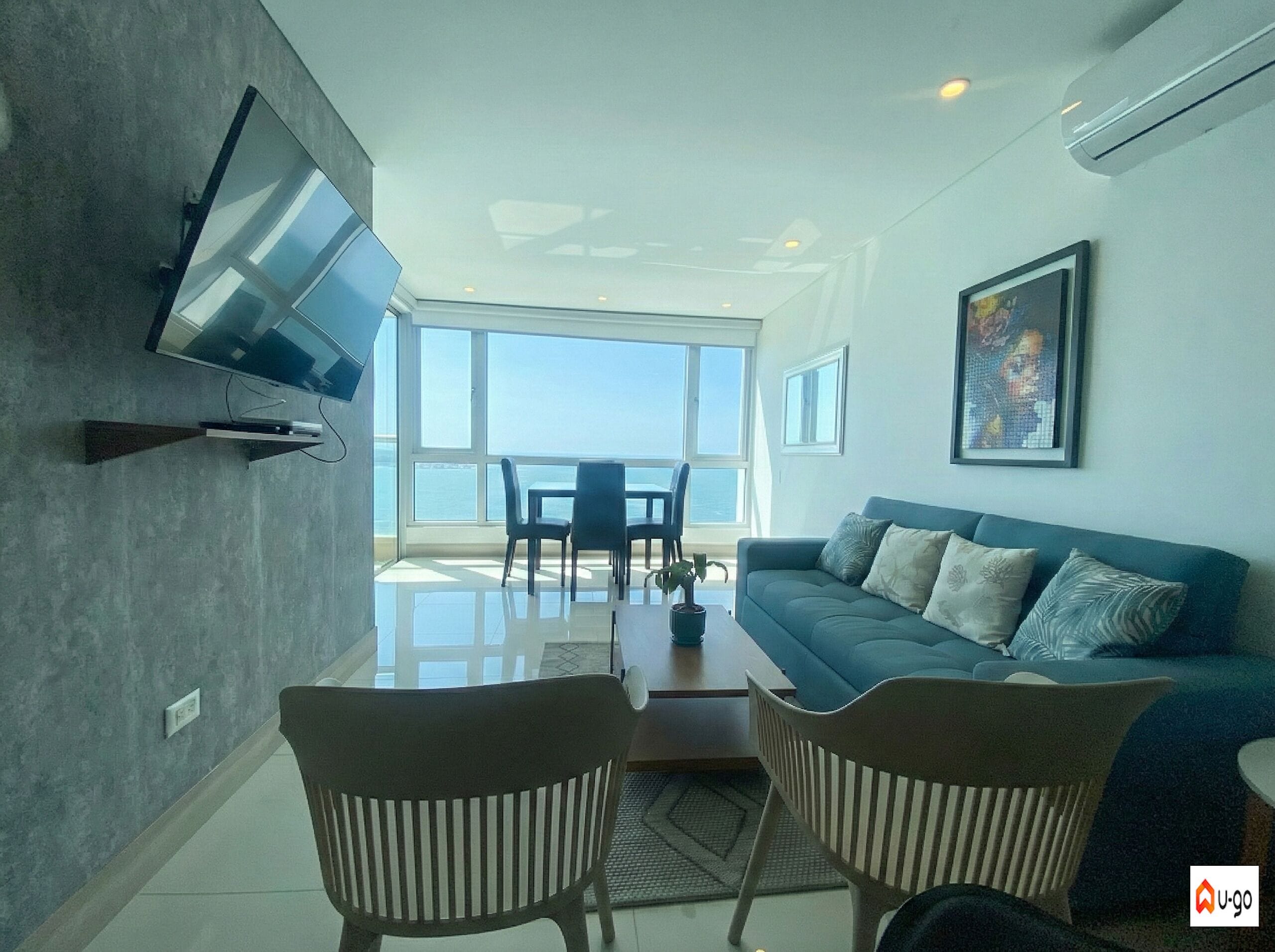 Panorama appartement | Woonruimte | Een flatscreentelevisie