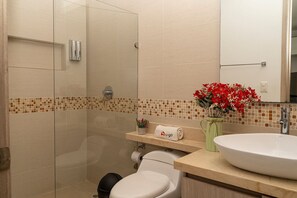Apartment | Bathroom | Shower, towels - U-GO Palmetto Sunset Junto al Mar (Cartagena)