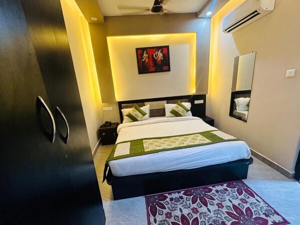 1 bedroom, WiFi, bed sheets - PSR Residency- Deluxe Double Room #1 (Varanasi)