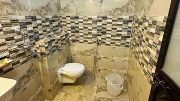 Sèche-cheveux, serviettes fournies, savon, shampoing